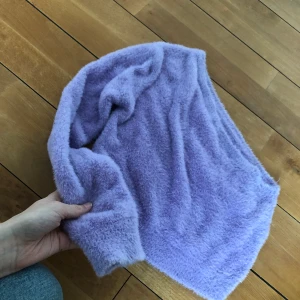 Lila fluffig tröja - Lila fluffig tröja från shein. Frakt tillkommer på 49kr!
