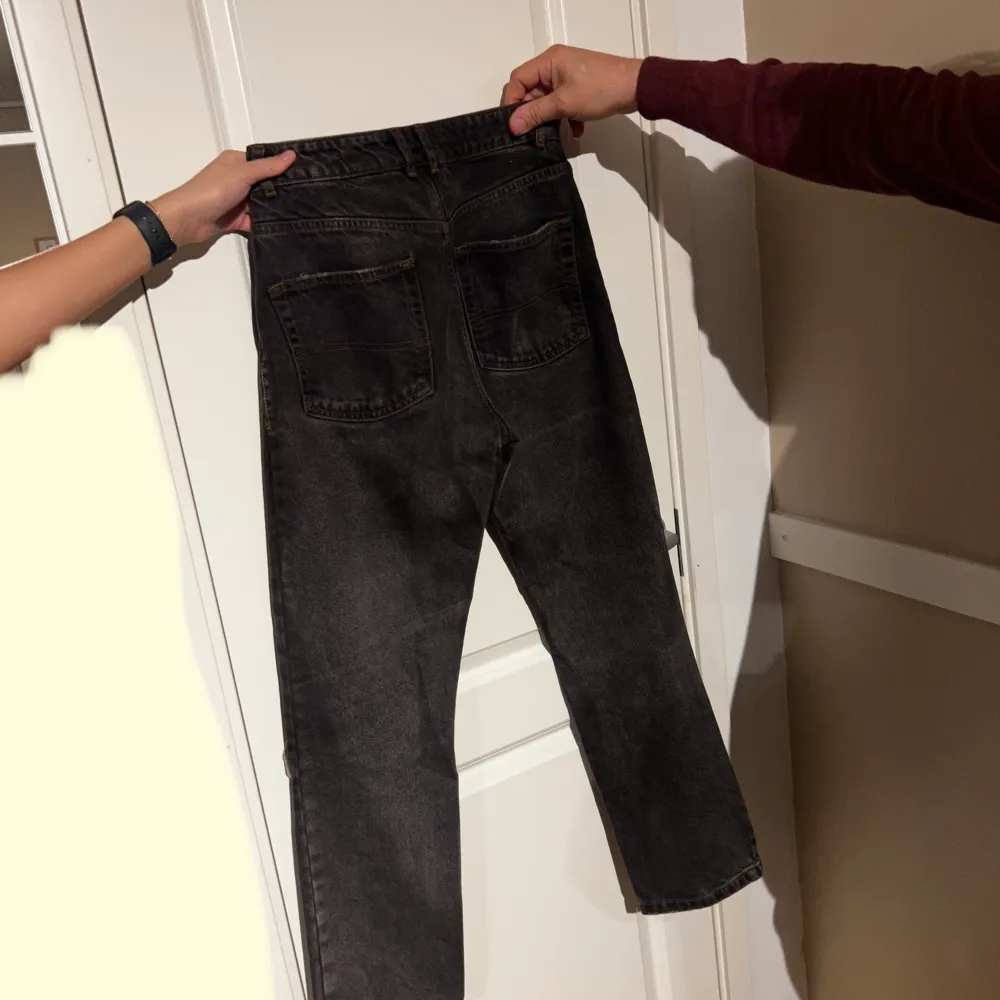 Säljer ett par fina mörk grå jeans i storlek W28 L32. Skriv vid intresse. Köparen står för frakten.. Jeans & Byxor.