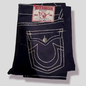 true religion byxor - Sjukt unika och coola true religion jeans i ett tunnt bomullsmaterial! aldrig sett liknande. dem är baggy med sjuk färg, kom DM vid frågor!  💜🖤#BenimDenim  innerben, 81cm ytterben, 107cm midja, 32