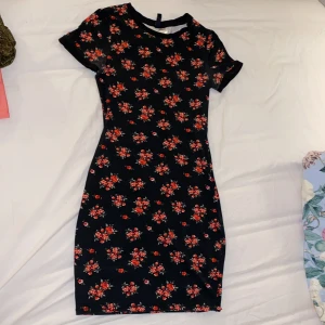 Sommar klännig från H&M  - En perfek blommig klänning i storlek 36, men funkar som 34 också. Går inte över knäna, har en perfekt längd för en klänning😍