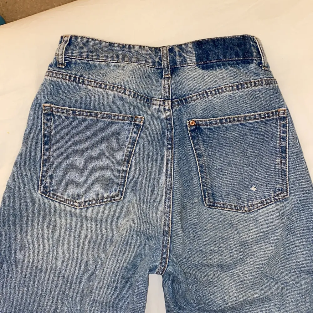 En straight loose high waist denim jeans från H&M 😍knappt använt den. Inga problem med den.Är i storlek 34.  Ordpris 199kr. Jeans & Byxor.