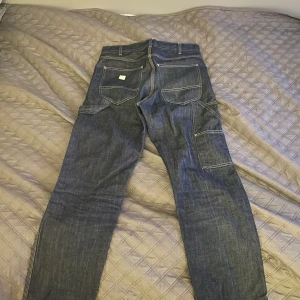 LEE CARPENTER PANTS - Dessa är från en collab mellan h&m och LEE. Sjukt snygga. Storlek w31 l32