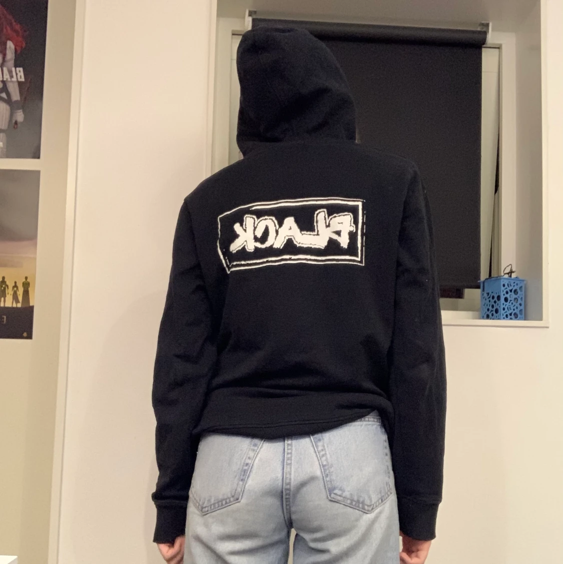 En svart hoddie med tryck - 90