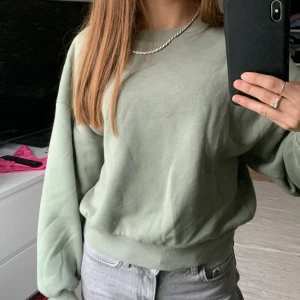 Sweatshirt  - Säljer denna fina militärgröna sweatshirt från Gina Tricot. Den är stl XXS men passar mig som är XS. KNAPPAST ANVÄND OCH FORTFARANDE MJUK INUTI!!🥰 Köparen står för frakt!
