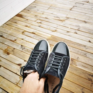 Lanvin skor - Tja! Säljegr nu min elefantgrå lanvin skor (sällsynt färg) som använts cirka fem gånger. Skorna är i storlek 7 vilket motsvarar 41 men de passar även 42/43. De är i nyskick och allt medföljer. Nypris är 4500 och skicket är 9/10 så bud börjar från 2300.