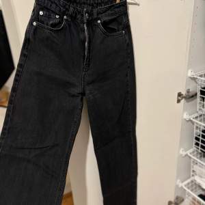 Säljer dessa jeans från NA-KD, använda men är i super bra skick. Säljer pga dom är får små. 