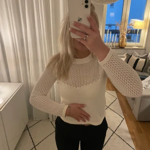 Zara Topp - Jättefin topp från Zara i krämvit💗 Använd en gång så väldigt bra skick!!
