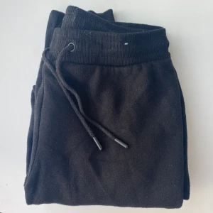 Svarta mjukisbyxor  - Svarta mjukisbyxor i storlek s. Köpta på primark och endast använda fåtal gånger😊 Köpare står för frakten!🖤