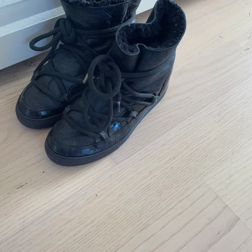 Inuikii skor i läder, så inte dom vanliga svarta. Saknar en metall bit på båda skosnörerna. Lånade bilder(dom två första).  Nypris ca 2800kr. Skor.