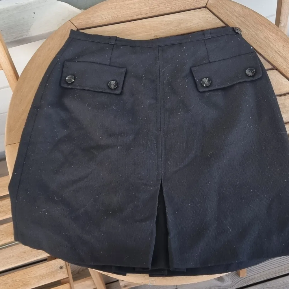 Really comfortable small black pencil skirt. I don't wear it because its not my style anymore but its in perfect condition. . Kjolar.