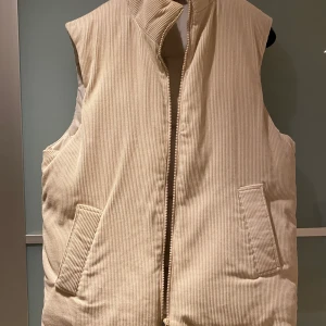 Manchester väst - Beige Manchester väst från ASOS. Västen är använd fåtal gånger och är i nyskick. Saknar lapp inuti. 