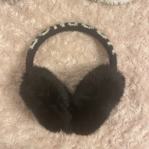 Öronmuffar  - Säljer mina fina öron muffar/puffar. Sparsamt använda och säljer pga att de ej kommer till användning längre! 💕 svarta och passar till allt med text på överkanten ”BONJOUR” 💕 pris kan diskuteras! 