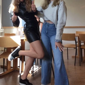 Reserved leather klänning  - The collar doesn’t look good on the photo but it sits normally (as the one on the left). Klänning från Reserved. Väldigt skönt. Har haft den på bara tre gånger. Säljer eftersom det är inte längre mitt still. Storlek XS. Jag brukar vara XS/S. 166cm