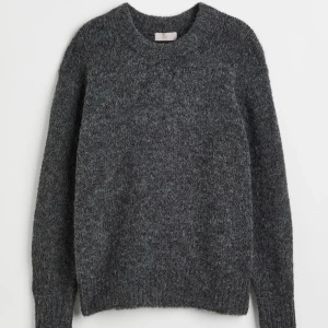 Stickad tröja - Grå stickad tröja ifrån H&M. Säljer då den va lite för liten för mig så alltså knappt använd.  Just nu är den helt slutsåld i denna färg på hemsidan.