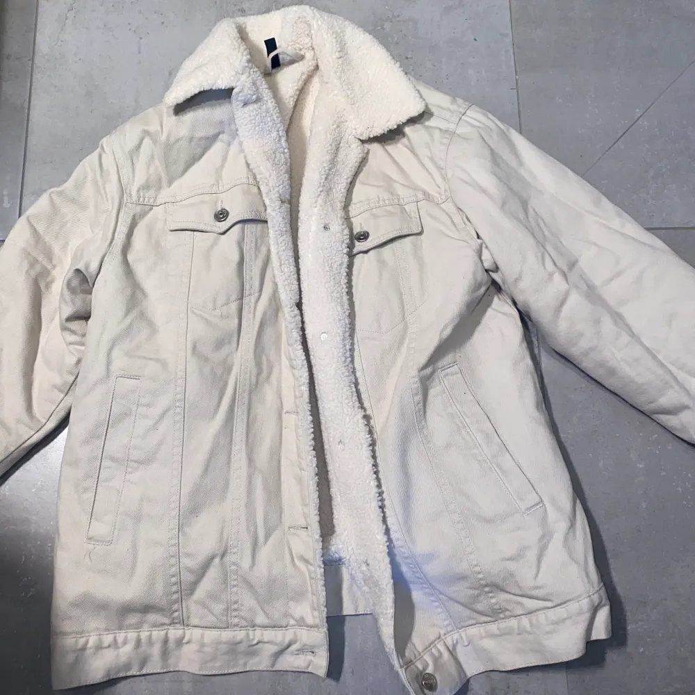 Ljus beige/grå päls  jeansjacka från hm, perfekt nu på hösten/vintern, använd 1 gång, köpt för 349kr. Jackor.