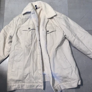 Jeans päls jacka från HM  - Ljus beige/grå päls  jeansjacka från hm, perfekt nu på hösten/vintern, använd 1 gång, köpt för 349kr
