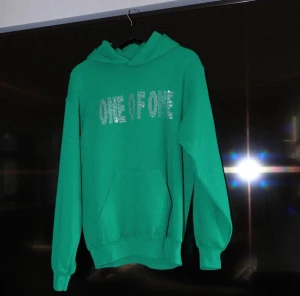 One of one hoodie - Skitsnygg hoodie från One of one som passar både tjejer och killar, sparsamt använd 💚