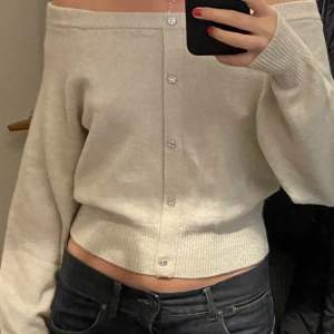 Säljer denna coola och unika tröjan ifrån Hm! Storlek Xs och är lite off shoulder. Säljer för 300kr❤️(lånad bild)