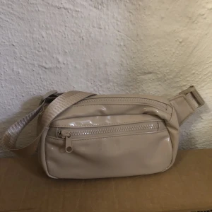 Midjeväska - Beige midjeväska använd ett fåtal gånger