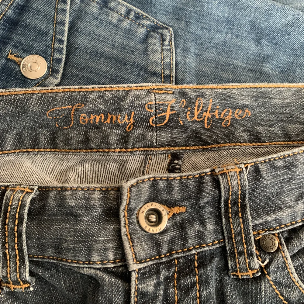 lågmidjade jeans från tommy hilfiger jag är 168cm lång <3 . Jeans & Byxor.