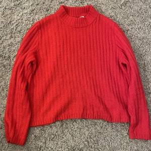 Röd stickad tröja - Superfin röd stickad tröja ifrån hm! Nyköpt för 250 kronor och använd fåtal gånger! Perfekt inför vinter och jul🫶🏼 strl S, mitt pris 120kr plus frakt ❤️