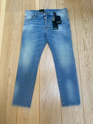 Dsquered blå jeans  - Helt nya Desquerd jeans säljes då den ej passade. Rak passform med tags inte ens avklippta! Fler frågor eller prisförslag så hör gärna av dig!