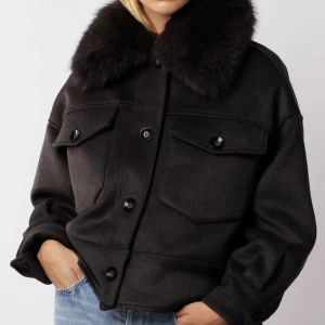 Meotine jacka - Jag har en svart populär meontine jacka som jag säljer! Väldigt fin! 2500 + frakt