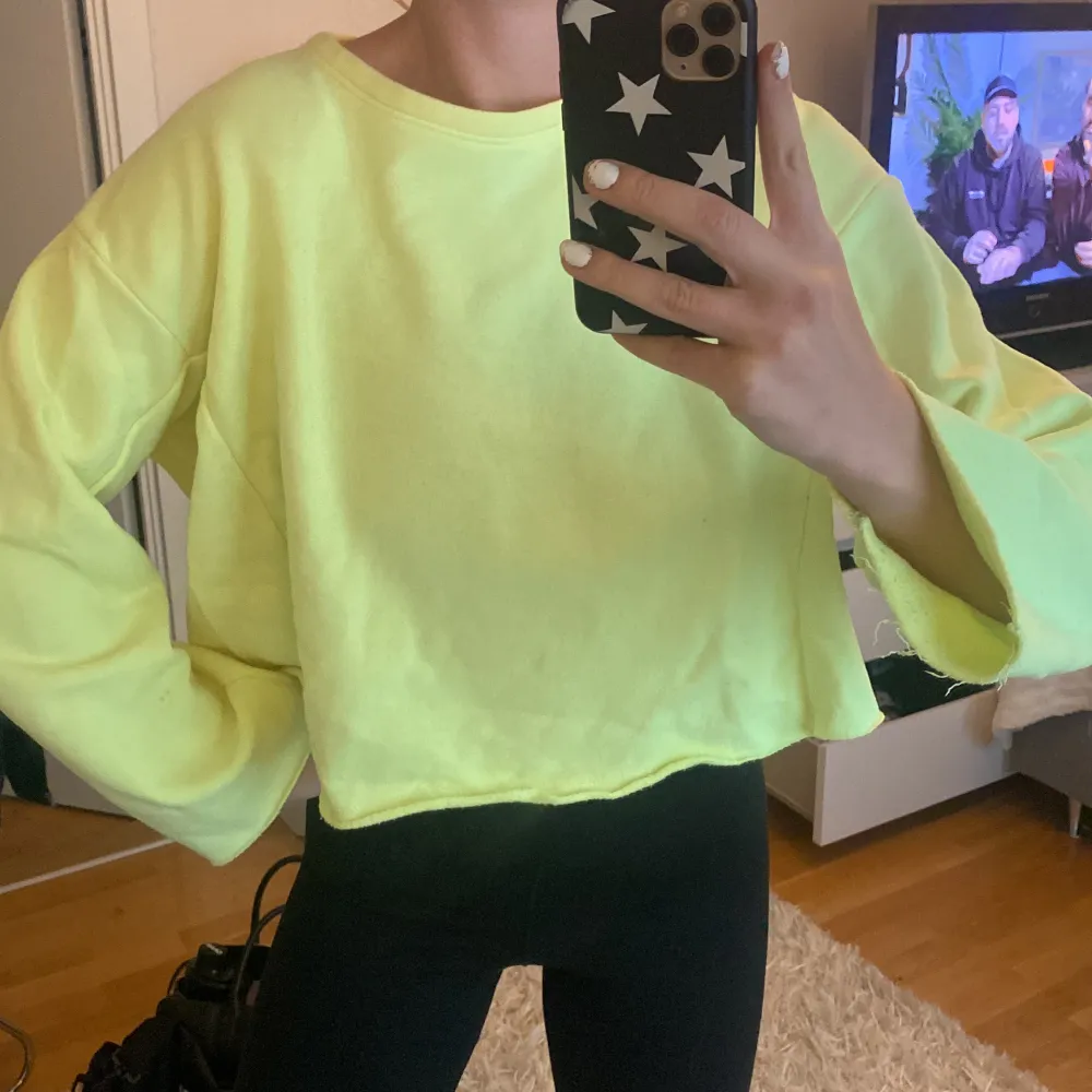 Neongul sweatshirt från Zara✨✨. Tröjor & Koftor.