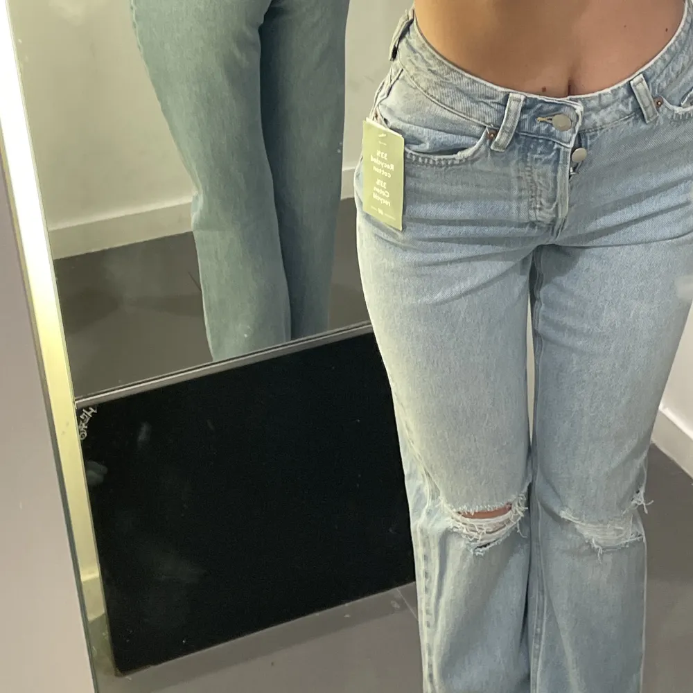 Midwaist jeans i nyskick. Storlek 34. Nypris 399kr. Säljer för 200!  (Fler bilder går att få)  Jag är 164 cm lång och bär vanligtvis 34/36 i jeans 🫶🏼. Jeans & Byxor.