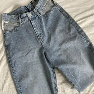 Lösa och högmidjade mom jeans  Stretchiga och super bekväma  Skit cool detalj med utskärning vid fickorna  Endast andvänd en gång tyvärr 