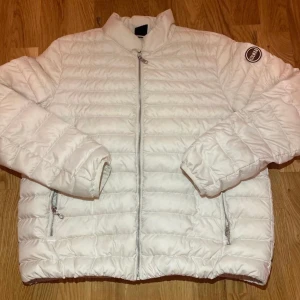 Colmar jacka -  Vit Colmar damjacka Storlek S, andvänd endast ett fåtal gånger och är i nästa helt nytt skick men den får tyvärr ingen användning🌺💗Om ni vill ha ngr andra bilder är de bara att skriva 