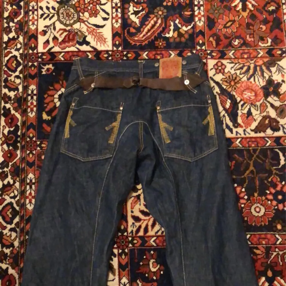 mörk blåa jeans!! passar mig som är 183 mid waist🤲. Jeans & Byxor.