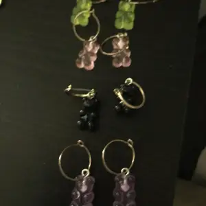 4 par nalle örhängen i färgen grön, lilla, svart och rosa 