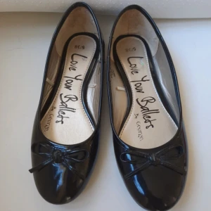 Ballerina skor - Så söta ballerina flats, köpte dom av en tjej men tyvärr är dom för stora! Men dem är i perfekt skick! 