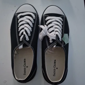 Faded glory, tygskor - Oanvända. Neutrala, skulle kunna va unisex egentligen