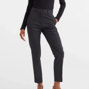 Byxor size 40 - Cigarette trousers, size 40. Elegant and perfect for work or causal chick outfits. Selling because wrong size
