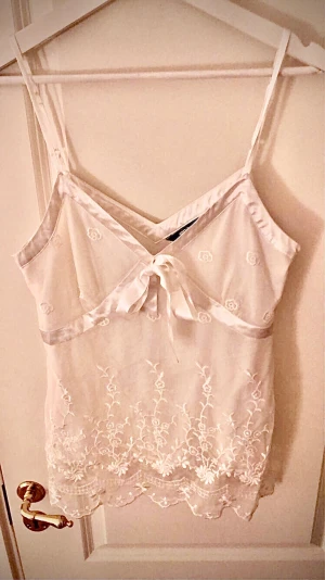 vitt gina linne med spets - vitt gina linne med spets jätte gulligt och passar till typ allt!!🙏🙏🙏