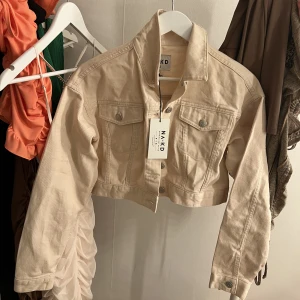 Croppad jacka  - Oanvända jacka