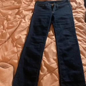 Inte använda jeans - Aldrig använda, stl 40, lågmidjade dom har lite glitter på bakfickorna, det står att dom är från ”Mango jeans est 1984” 