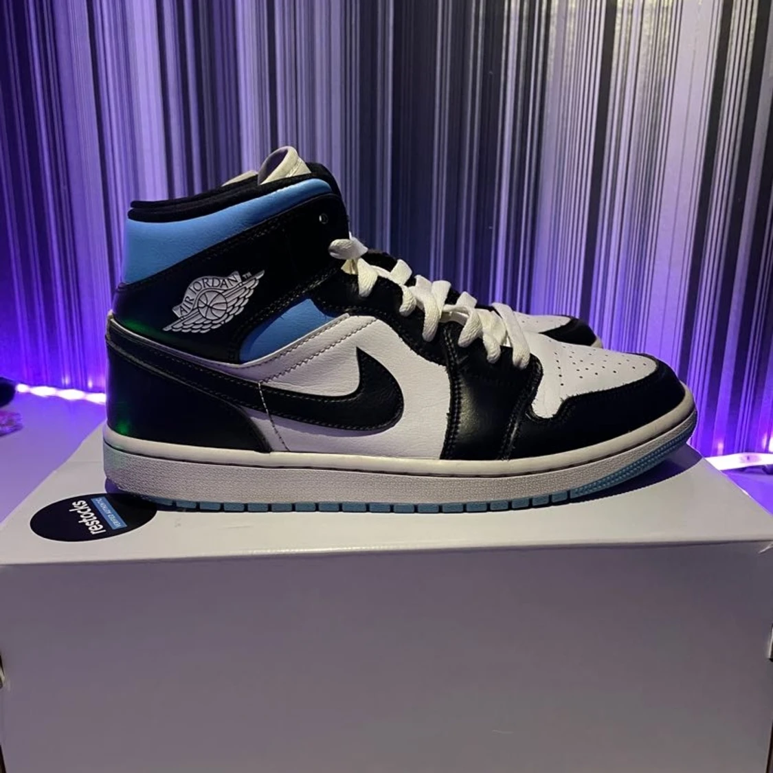 Air Jordan 1 Mid 'Royal Black'