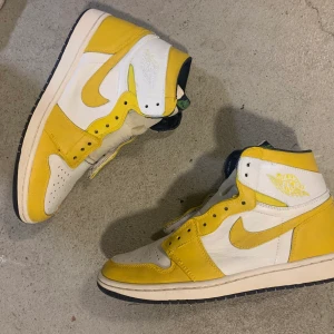 Custom Jordan 1 - Custom Jordan 1 Storlek 42-42,5 Ingen box. Inga snören.  Förmodligen replikor. Köptes när jag köpte flera skor för customs