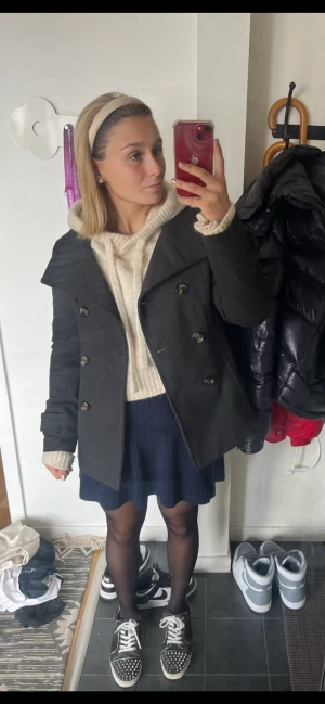 Kappa storlek s 🖤 - Så fin kappa som inte får lika mycket användning längre. Storlek s, sitter som en vanlig s. Mörkgrå. Köptes i usa för tre år sedan, skicket är använt men i bra skick! ❤️ frakt tillkommer på 66kr ❤️