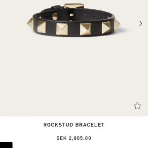 Valentino armaband - Jätte fint valentino armband, säljer eftersom jag inte har andvändning av det tyvärr. Köpt för ett år sen och är i fint skick. Box och äktegetsbevis följer med i köpet