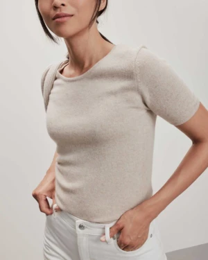 Kortärmad kashmirtröja  - Superfin och mjuk tröja i 100% kashmir från davida🤍 Strl S och samma modell som första bilden men mörkare färg. Knappt använd så som ny och inte nopprig🤎 Köpt för 1500 kr. 