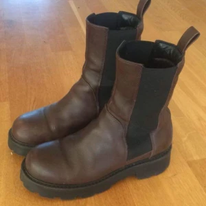 Vagabond Cosmo skor - Bruna skor/boots från Vagabond i modellen Cosmo. Använda, men i fint skick! Storlek 38. Köparen står för frakt. 