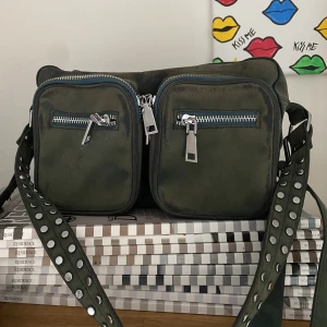 Normal väska - Mörkgrön Noella väska. Använd flitigt! 🥳