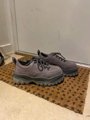 Eytys angel i grå nubuck, strl 39. Oanvända!  - Säljer dessa sjukt fina eytys angel i grå nubuck (läder som påminner om mocka). Nästan aldrig använda. Strl 39, nypris ca 2800kr.  Passar true to size! 