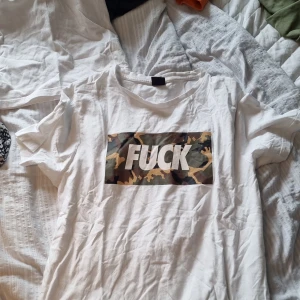 T-shirt - Knappt använd, vet ej vart den är köpt någonstans 