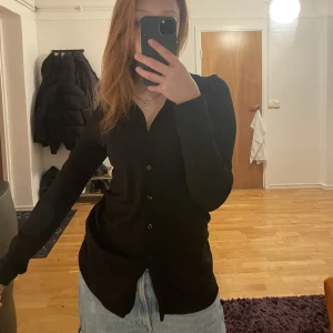 svart button-up - svart mjuk button-up från gina tricot, använd fåtal gånger och ser helt ny ut! finns matchade byxor till ifall någon skulle vilja köpa de med 😇