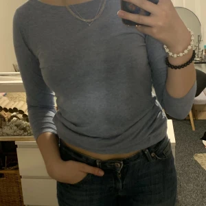 Ljusblå tröja  - Ljusblå tröja med trekvarts ärmar!  I jätte bra skick, säljer p.g.a att jag inte använder den. 